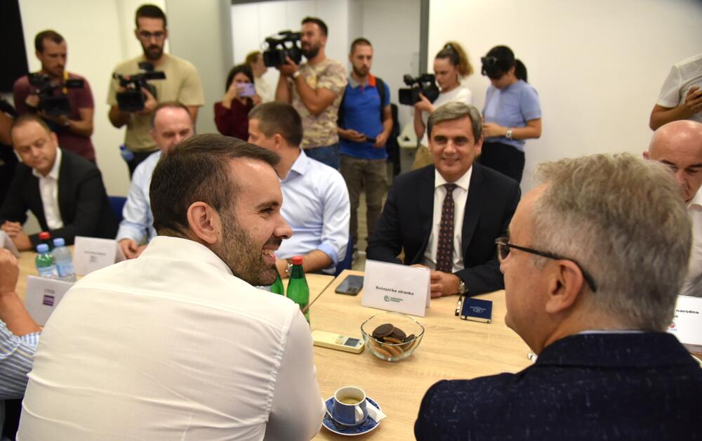 <p>Spajić je u četvrtak od šefa države dobio mandat za sastav vlade. Rok da završi taj posao je tri mjeseca, a mora dobiti podršku najmanje 41 poslanika</p>