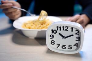 Stručnjaci: Treba li zaista izbjegavati jelo kasno uveče?
