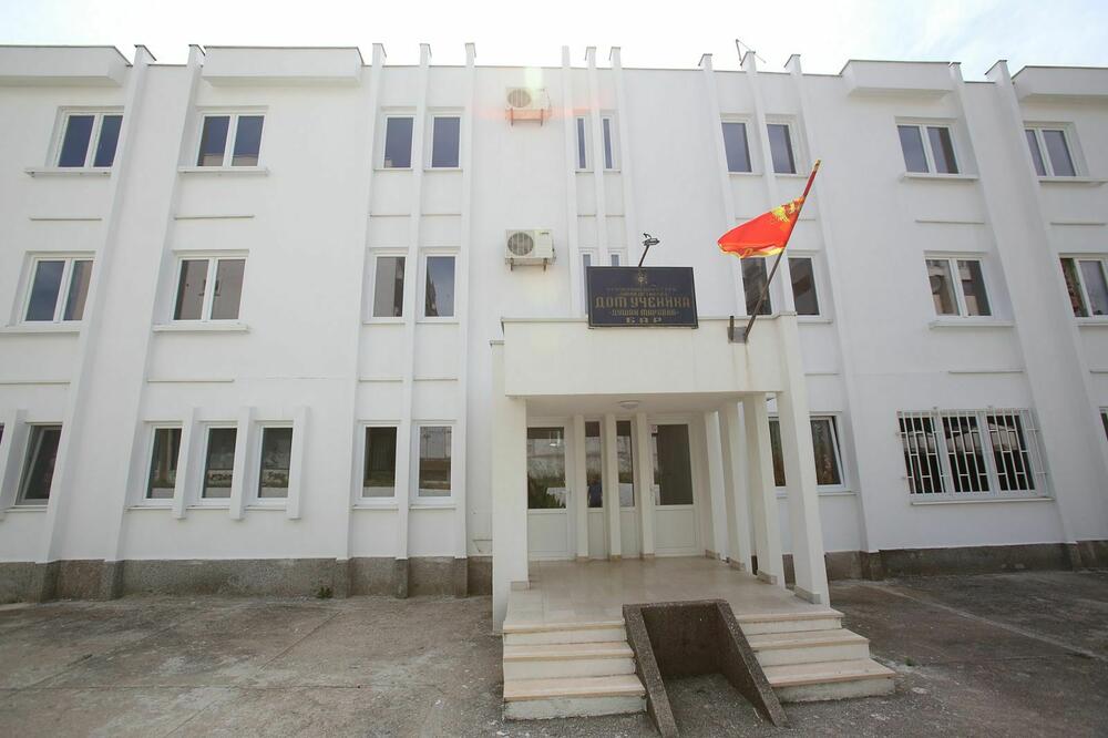 Ulaz u Dom učenika, Foto: Samir Adrović