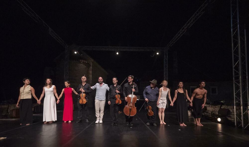 Sa poklona: Ansambl predstave, Foto: Grad teatar