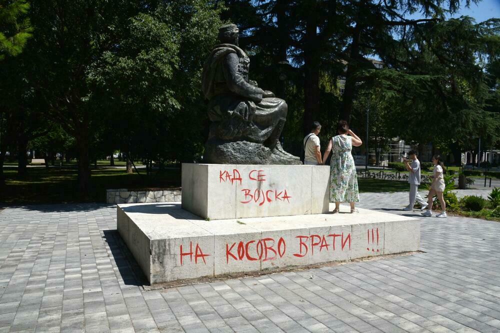 Grafit na spomeniku Njegošu u Podgorici, Foto: Boris Pejović