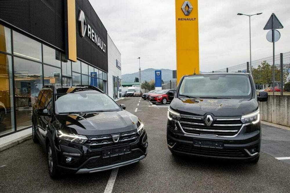 Službeni vozač dužio jedno novo vozilo, drugo nekorišćeno, Foto: Skupština Crne Gore