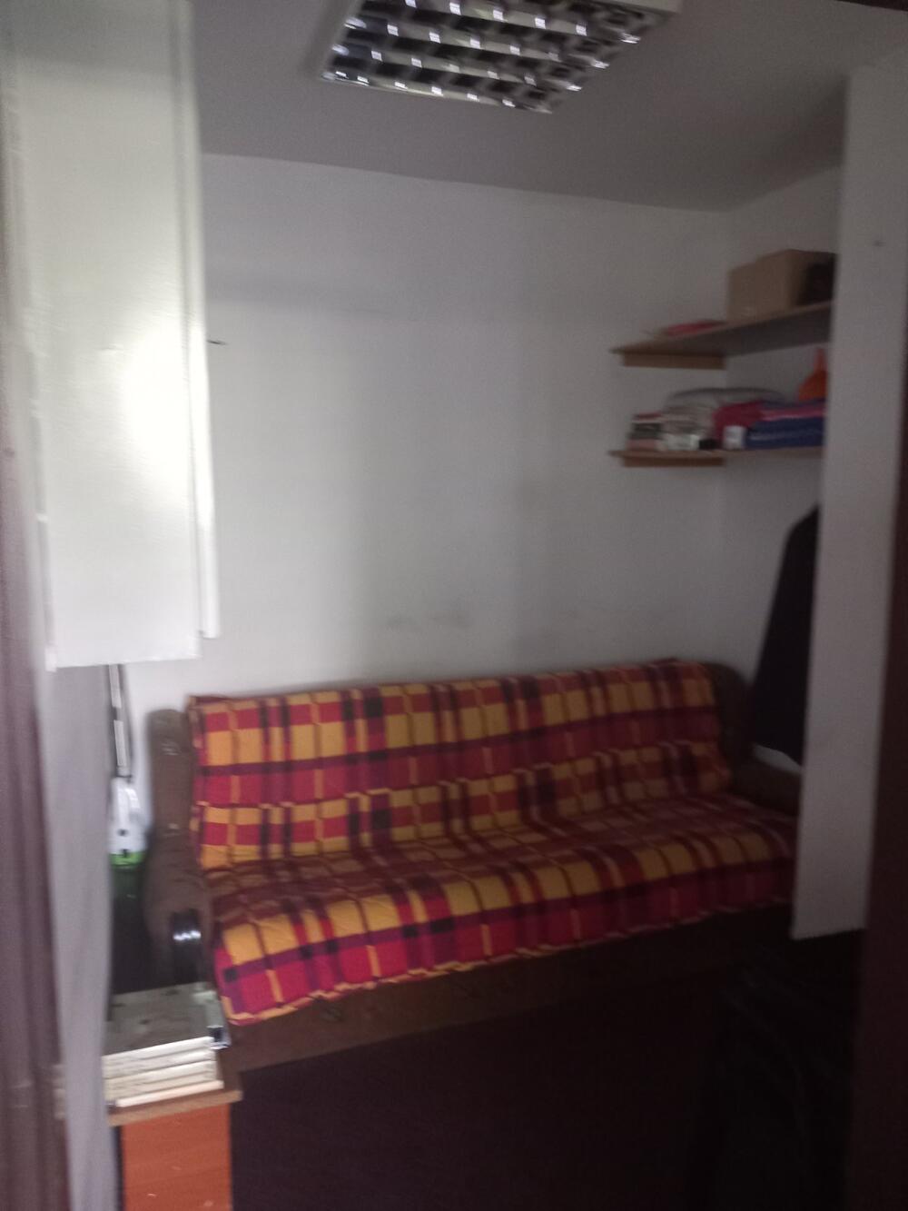 <p>Na fotografijama se vidi i da je neko prostor Mjesne zajednice Ljubović pretvorio u mjesto stanovanja. Zamjenik gradonačelnice Danilo Šaranović kazao da je ovo potvrda kako se ophodilo prema imovini grada</p>