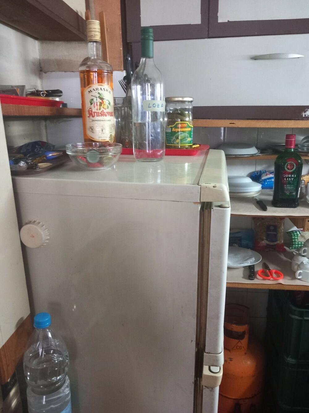 <p>Na fotografijama se vidi i da je neko prostor Mjesne zajednice Ljubović pretvorio u mjesto stanovanja. Zamjenik gradonačelnice Danilo Šaranović kazao da je ovo potvrda kako se ophodilo prema imovini grada</p>