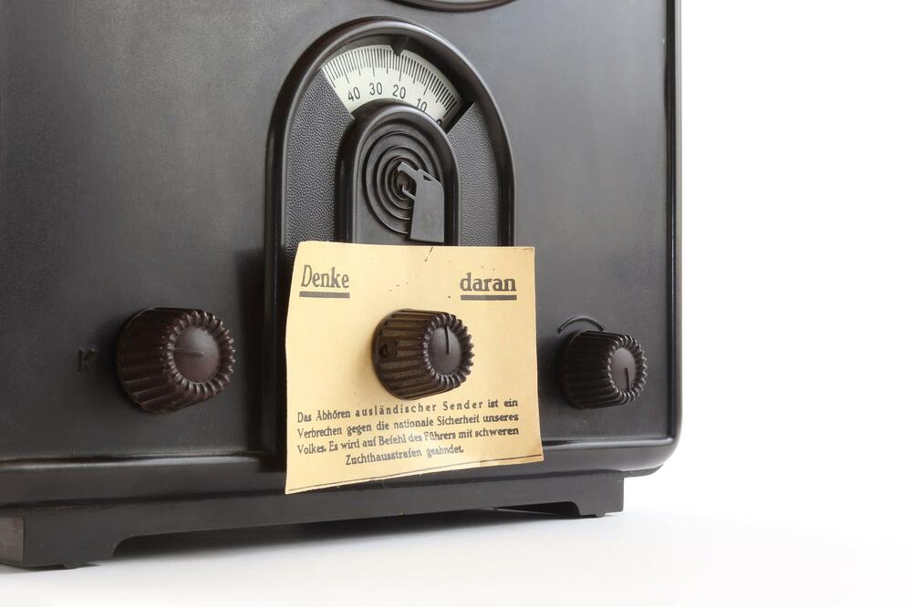 "Volksempfänger" radio koji se koristio u nacističkoj Njemačkoj na kojem piše da je zabranjeno slušanje stranih radio stanica, Foto: Shutterstock