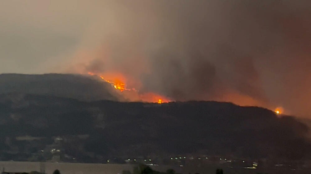 <p>Oko 1.500 stanovnika evakuisano je avionom u četvrtak, a za petak su zakazana najmanje 22 leta iz tog grada</p>