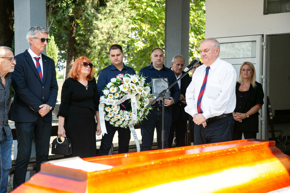 <p>Legendarni fudbaler Hajduka i Partizana bio je posebno vezan za Crnu Goru, zemlju svojih predaka, za Bjelopavliće, na kraju se vratio da živi u Danilovgrad</p>