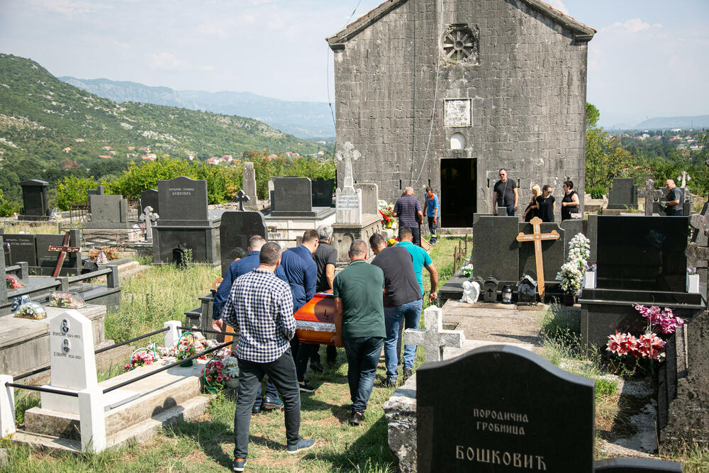 <p>Legendarni fudbaler Hajduka i Partizana bio je posebno vezan za Crnu Goru, zemlju svojih predaka, za Bjelopavliće, na kraju se vratio da živi u Danilovgrad</p>