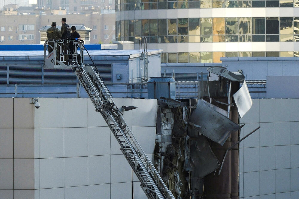 Istražitelji rade u blizini oštećenog krova nakon što je ukrajinski dron oboren juče u Moskvi, Foto: Reuters