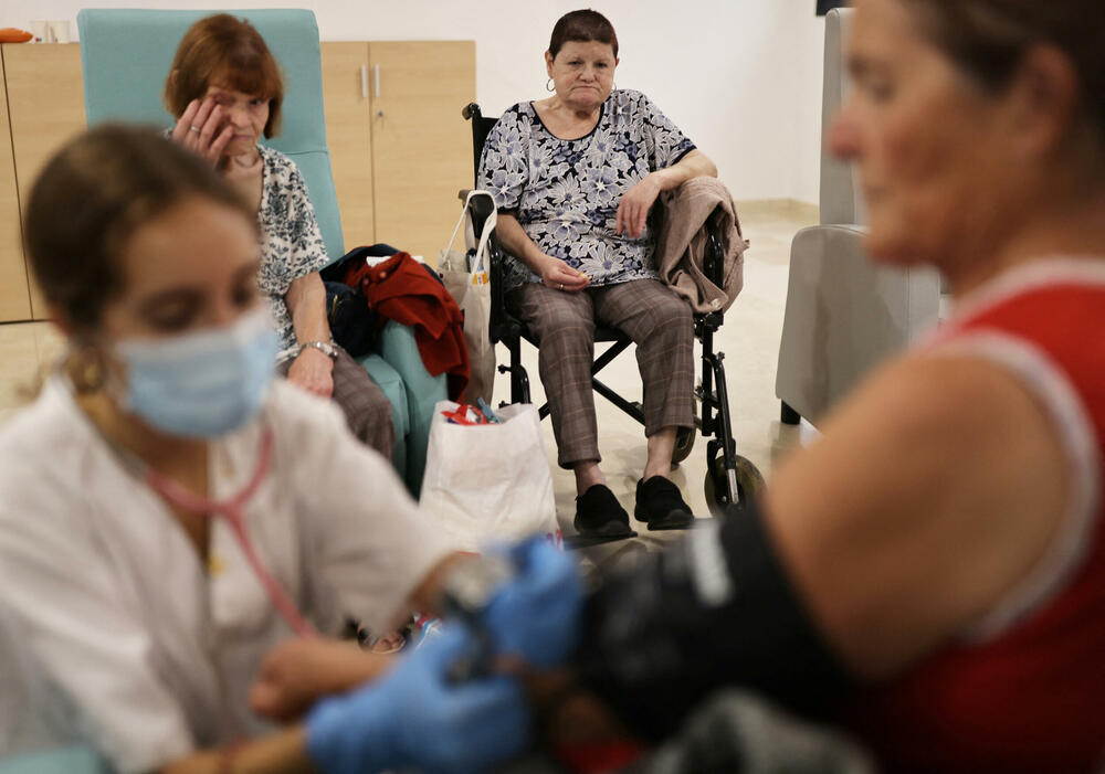 <p>Hitna služba spasavanja saopštila je da bi broj evakuisanih "mogao da premaši 26.000".<br /> </p>