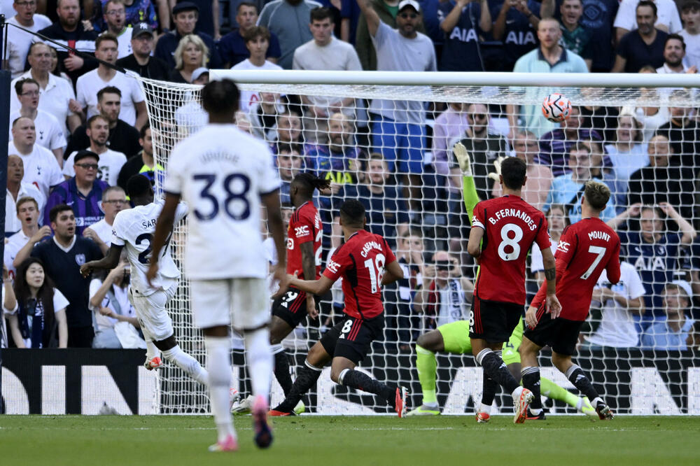 Pape Sar daje prvi gol, Foto: Reuters/Tony Obrien