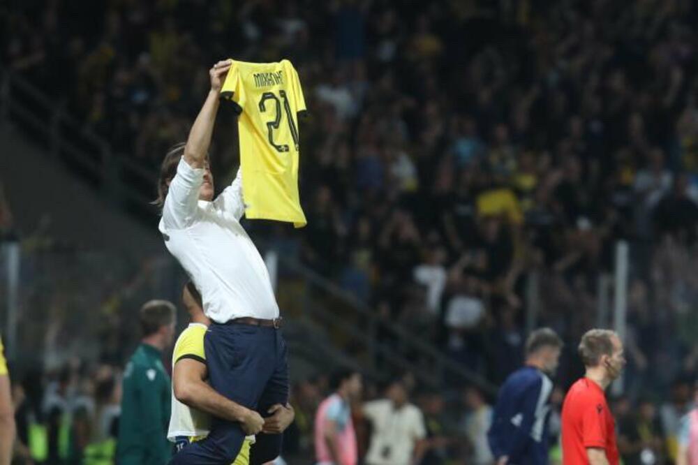 Trener AEK-a Matijas Almeida pokazuje dres sa imenom ubijenog navijača, Foto: AEK