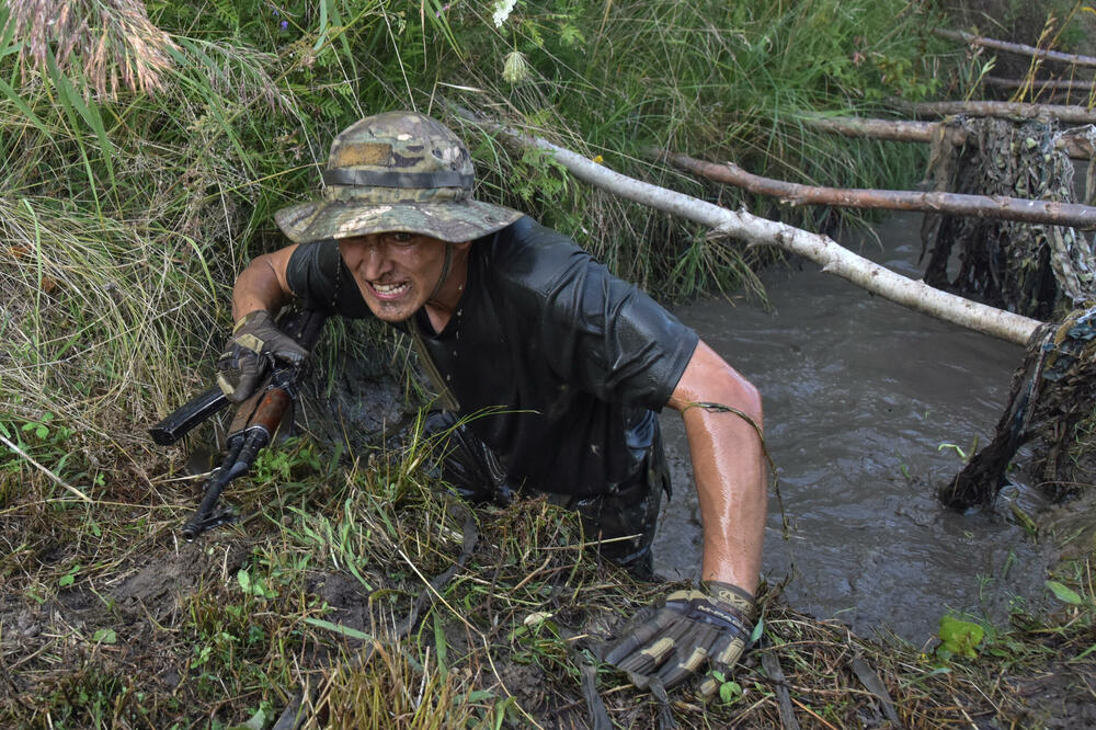 Mladić prelazi prepreku tokom vojne obuke koju sprovode volonteri ukrajinskih oružanih snaga, Foto: Reuters
