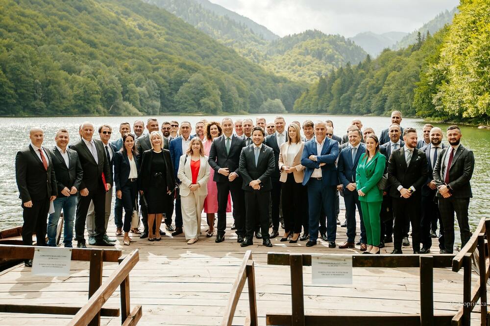 Članovi Vlade na Biogradskom jezeru, Foto: Vlada Crne Gore