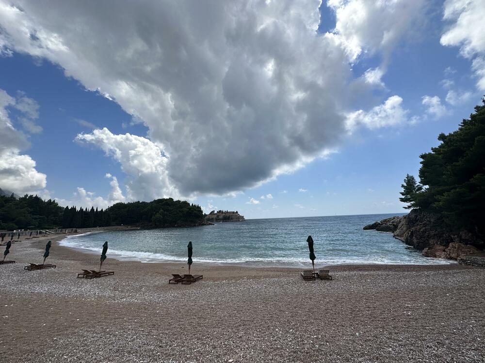 <p>Sadašnja situacija je neprihvatljiva sa stanovišta zaštite javnog interesa i javnog dobra, ali i očuvanja dragocjene kulturne i prirodne baštine Crne Gore. Krajnje je vrijeme da se stane na put sadašnjem trendu koji nije u interesu građana, kvalitetnog turističkog razvoja i sveukupne prosperitetne budućnosti zemlje</p>