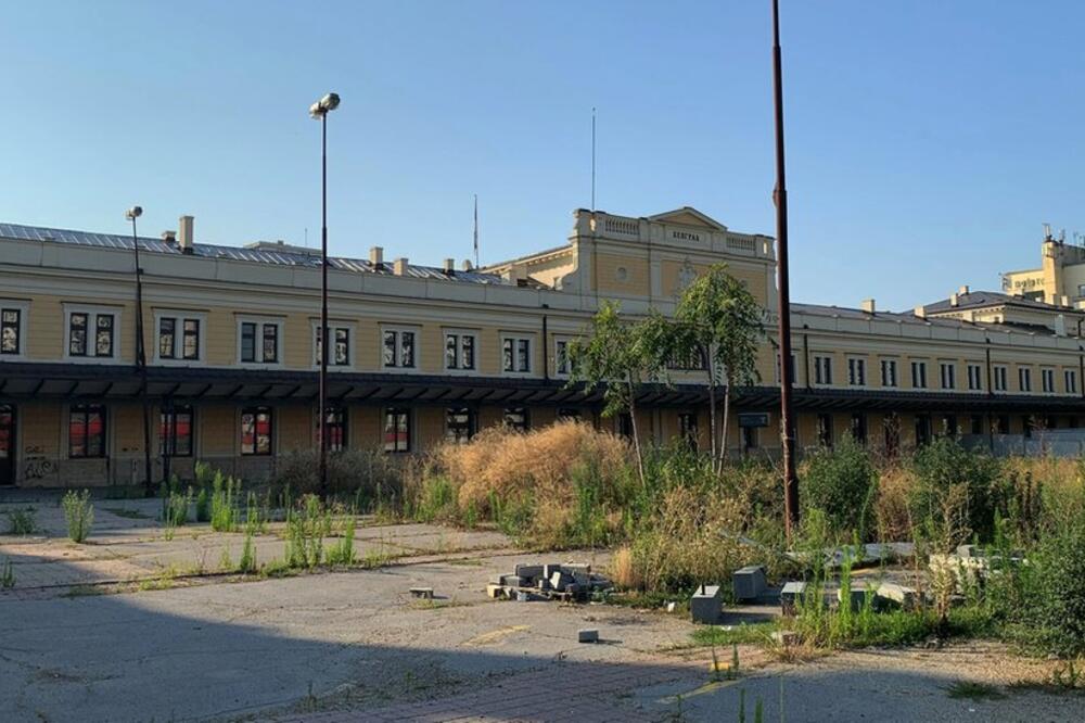 Umjesto pruga i lokomotiva, prostor iza Željezničke stanice zamijenili su korov i trava, Foto: BBC