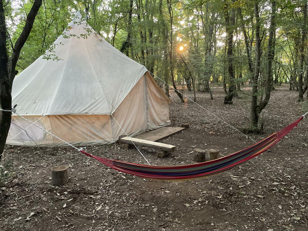 Posjetioci mogu da spavaju u svojim ili šatorima kampa