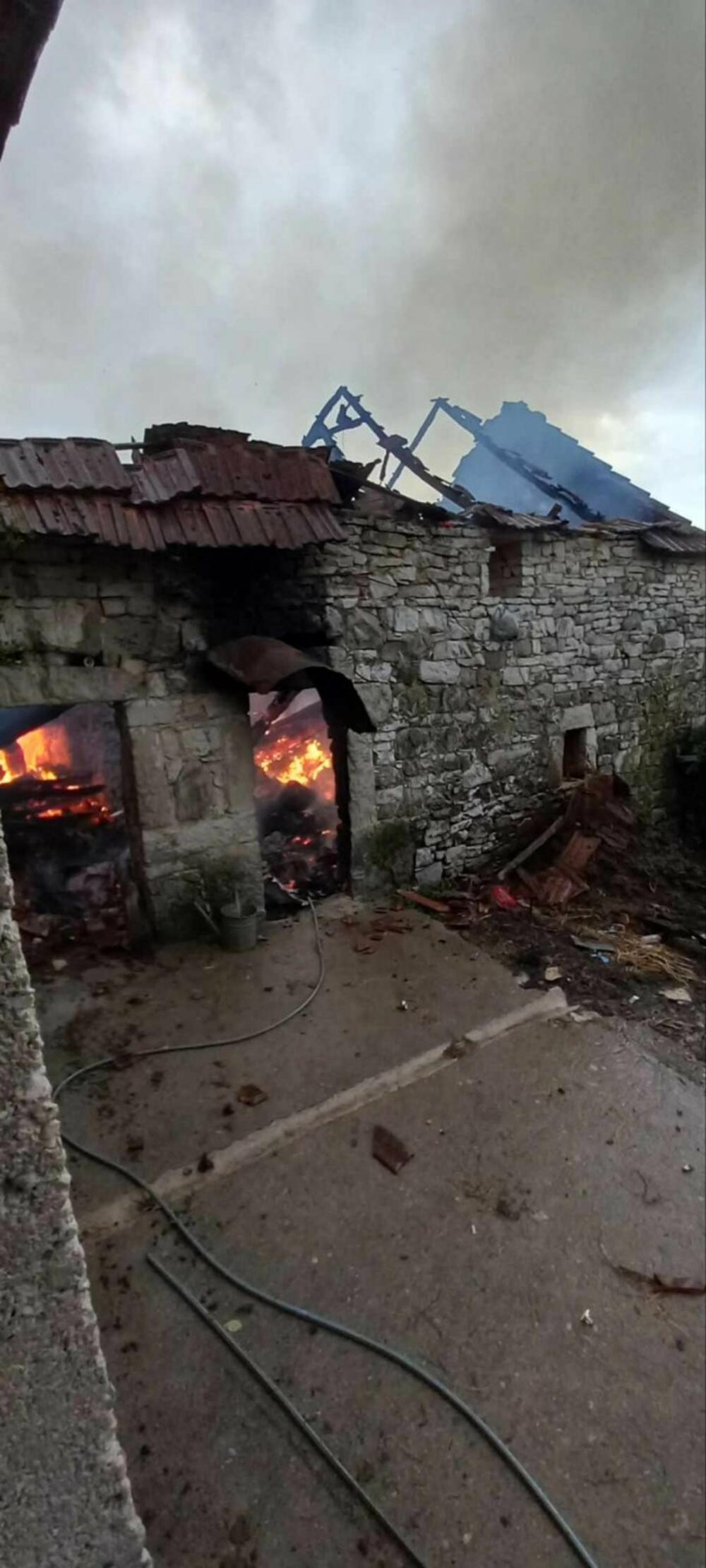 <p>"Grom je pogodio jedan od stubova za struju, koji nije bio blizu moje kuće i štale, ali se udar prenio kablovima od struje i odmah zapalio štalu", kazao je Vladimir Vanja Papić</p>