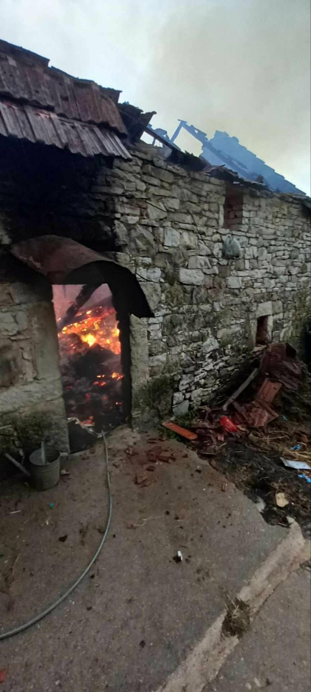 <p>"Grom je pogodio jedan od stubova za struju, koji nije bio blizu moje kuće i štale, ali se udar prenio kablovima od struje i odmah zapalio štalu", kazao je Vladimir Vanja Papić</p>