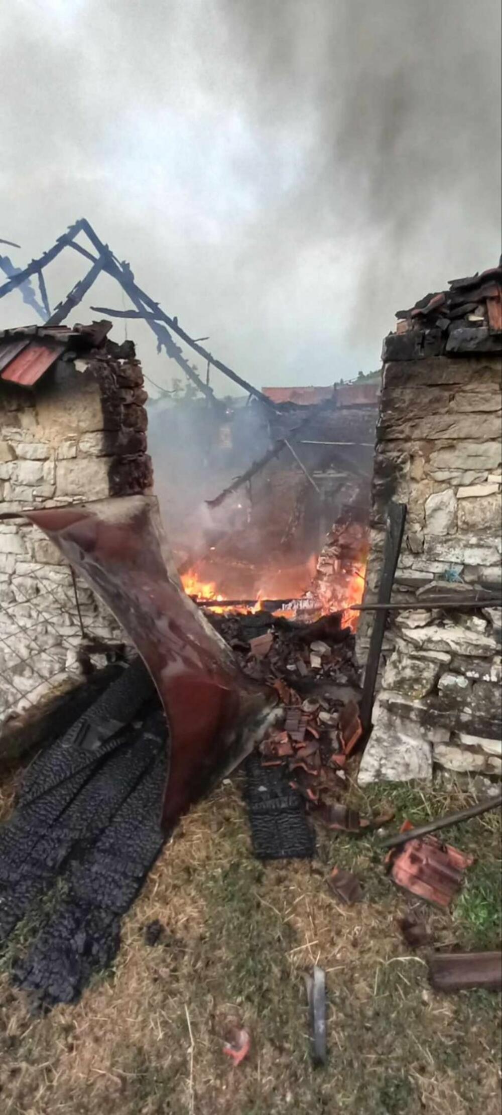 <p>"Grom je pogodio jedan od stubova za struju, koji nije bio blizu moje kuće i štale, ali se udar prenio kablovima od struje i odmah zapalio štalu", kazao je Vladimir Vanja Papić</p>