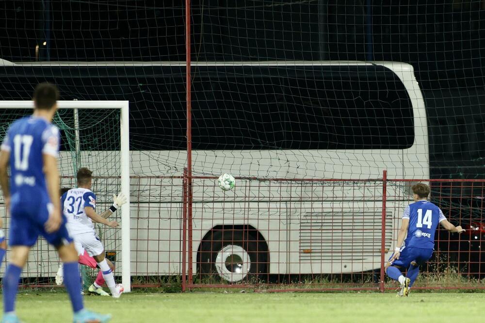 Andrej Bajović pogađa pod prečku