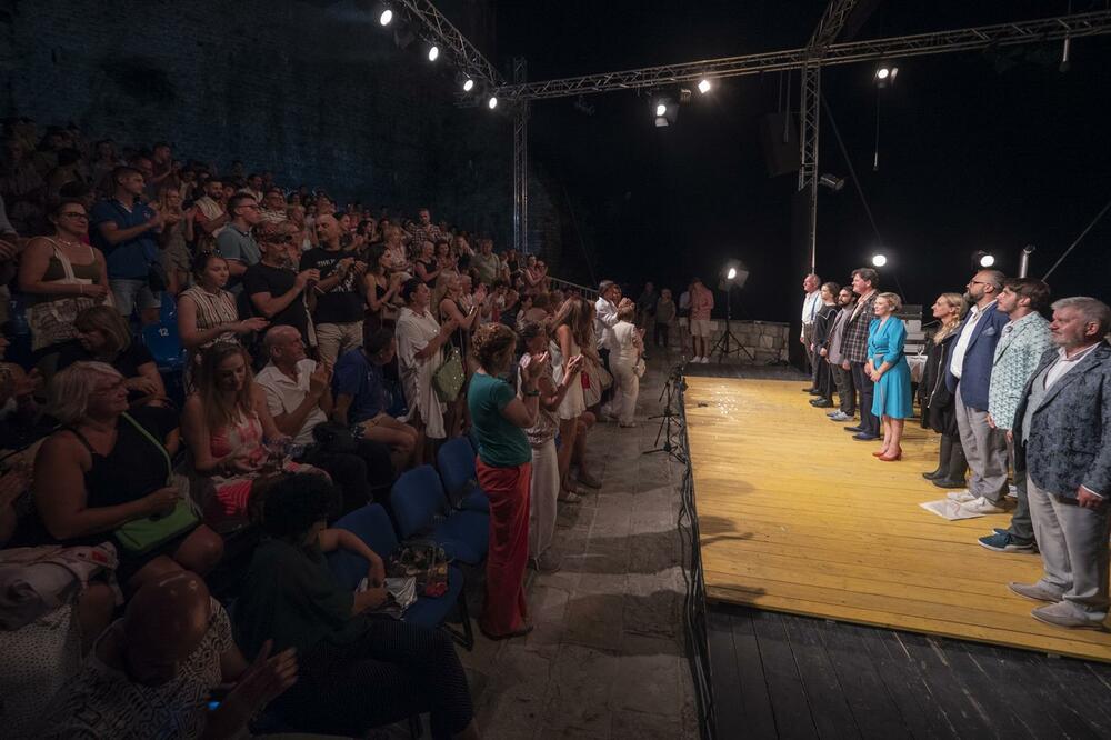Publika ovacijama nagradila glumce, Foto: Grad Teatar Budva