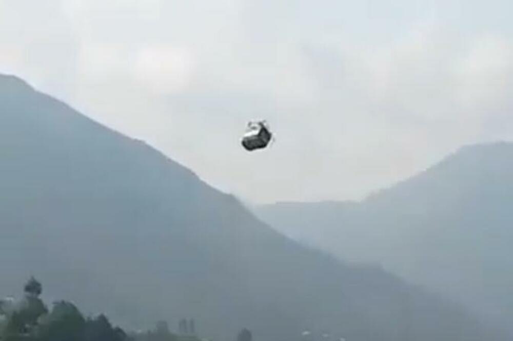 Djeca su žičarom išla u školu u provinciji Hajber Pahtunhva, kada je jedan od kablova kabine pukao, Foto: Printscreen Twitter