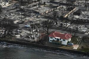 Crvena kuća u gradu Lahaina ostala netaknuta u požaru na ostrvu...