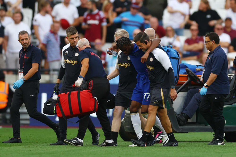 Čukvuemeka nakon povrede protiv Vest Hema, Foto: Reuters