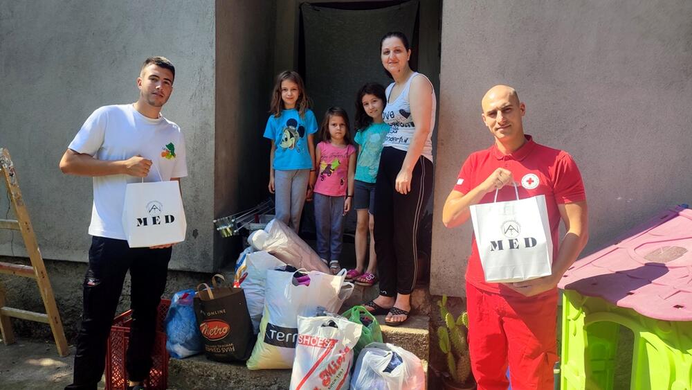 Matija Vujačić sa članovima Crvenog krsta u obilasku sugrađana