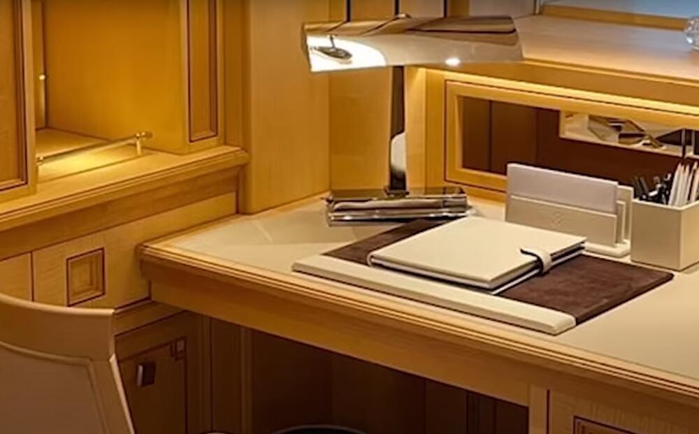 Kancelarija sa radnim stolom