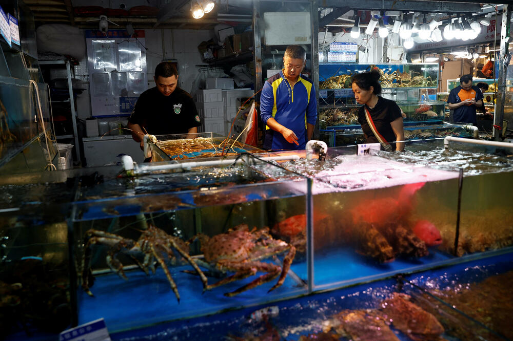 Prodavnica morskih plodova u Pekingu, 24 .avgusta 2023. godine, Foto: Reuters