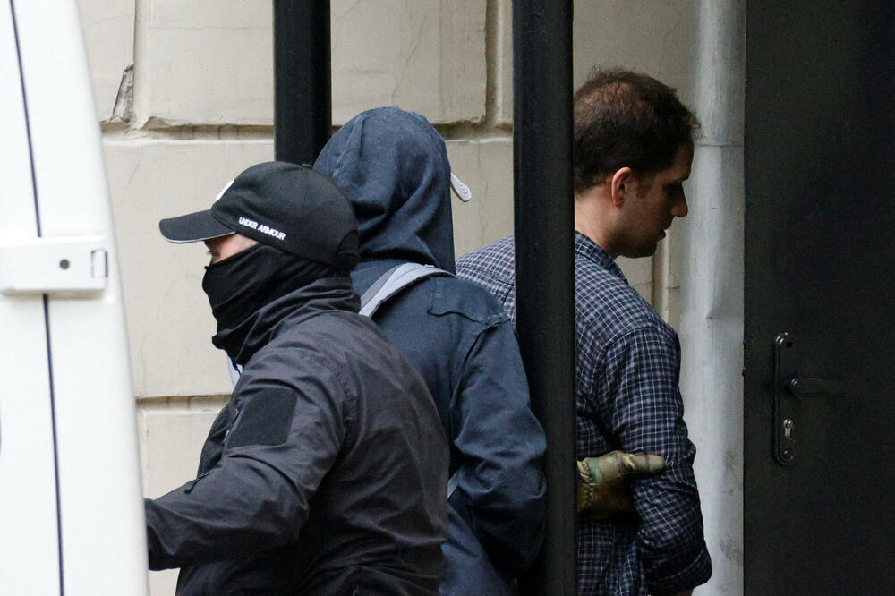 Evan Gerškovič, pritvoreni američki novinar u Rusiji stiže na ročište u Moskvi, 24. avgusta 2023. godine, Foto: Reuters