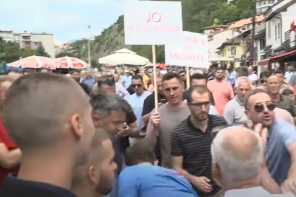 Krasnićija guraju na protestu, Foto: Printscreen YouTube