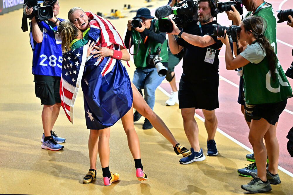Kejti Mun i Nina Kenedi nakon što su odlučile da podijele zlato, Foto: Reuters