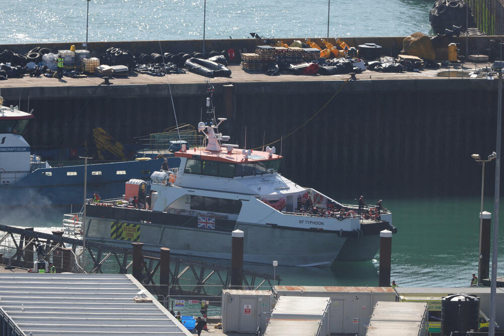 Brod sa migrantima u britanskoj luci u Doveru, 23. avgusta 2023. godine, Foto: Reuters