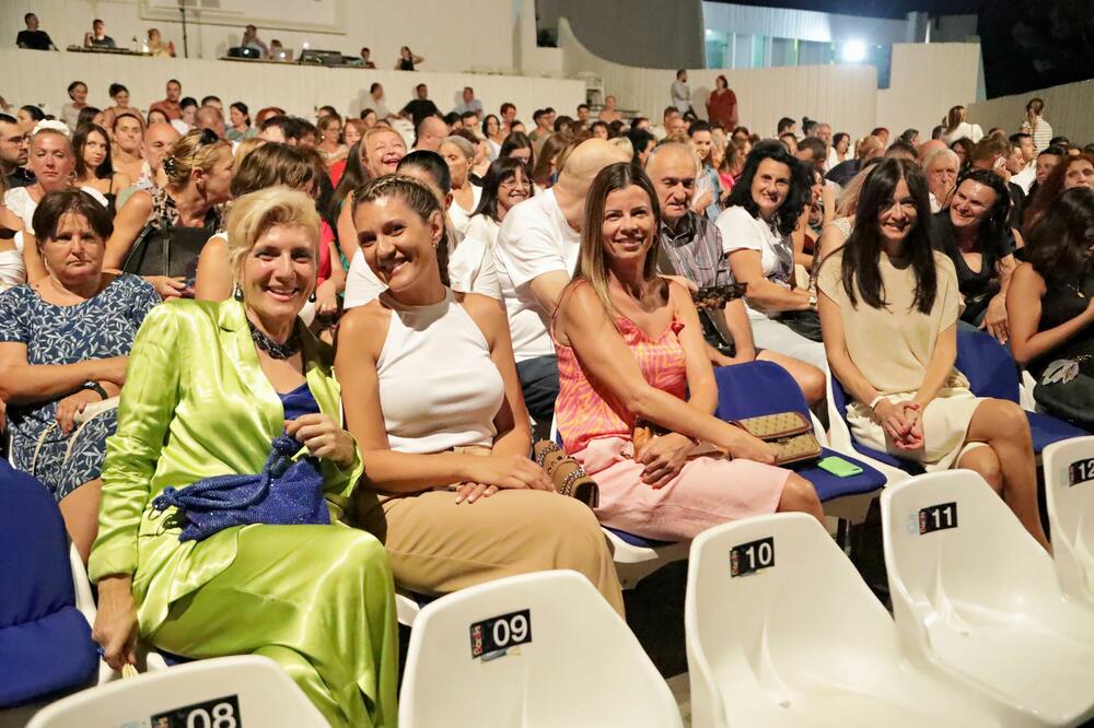 <p>"Raskošan ansambl predstave sve vrijeme je sceni a predvodi ga Nela Mihailović", navodi se u saopštenju</p>