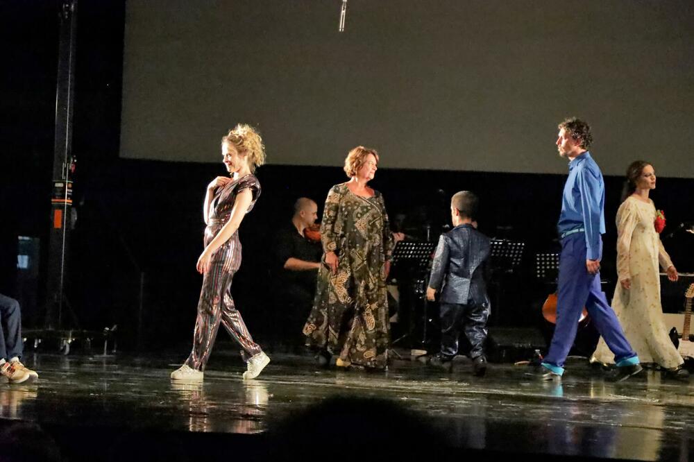 <p>"Raskošan ansambl predstave sve vrijeme je sceni a predvodi ga Nela Mihailović", navodi se u saopštenju</p>