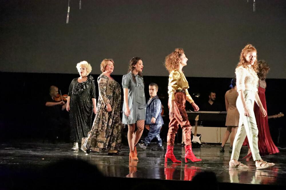 <p>"Raskošan ansambl predstave sve vrijeme je sceni a predvodi ga Nela Mihailović", navodi se u saopštenju</p>