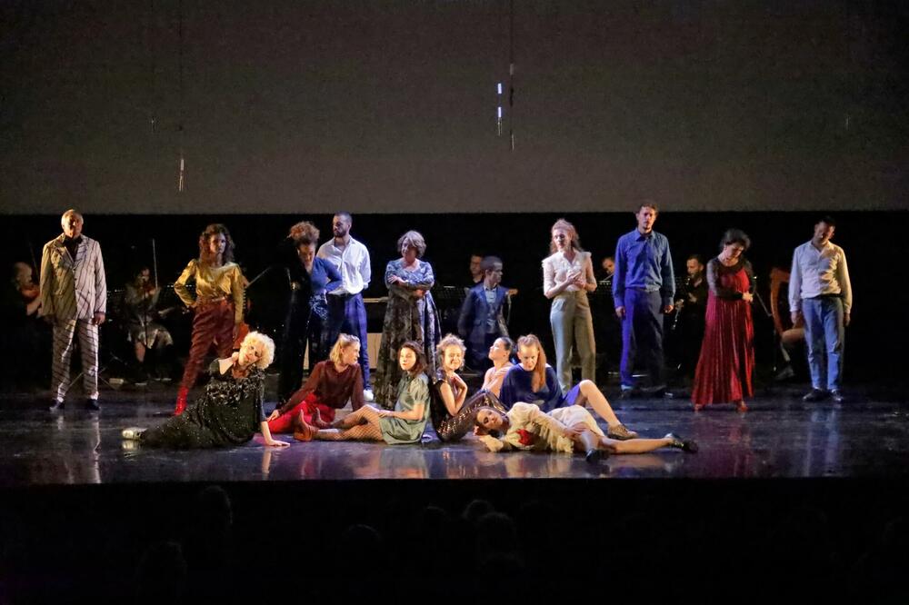 <p>"Raskošan ansambl predstave sve vrijeme je sceni a predvodi ga Nela Mihailović", navodi se u saopštenju</p>