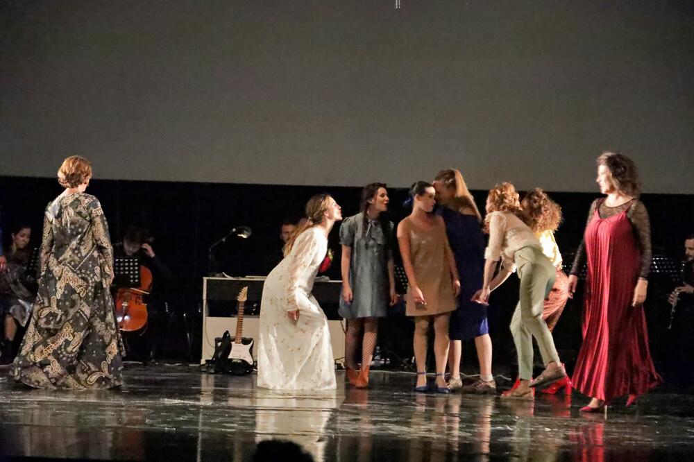 <p>"Raskošan ansambl predstave sve vrijeme je sceni a predvodi ga Nela Mihailović", navodi se u saopštenju</p>