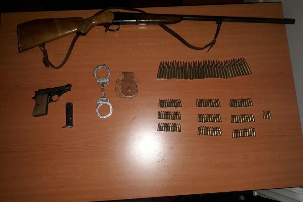 Lovačka puška, pištolj marke „Beretta“ kalibra 7.65 mm i 134 komada municije, Foto: Uprava policije
