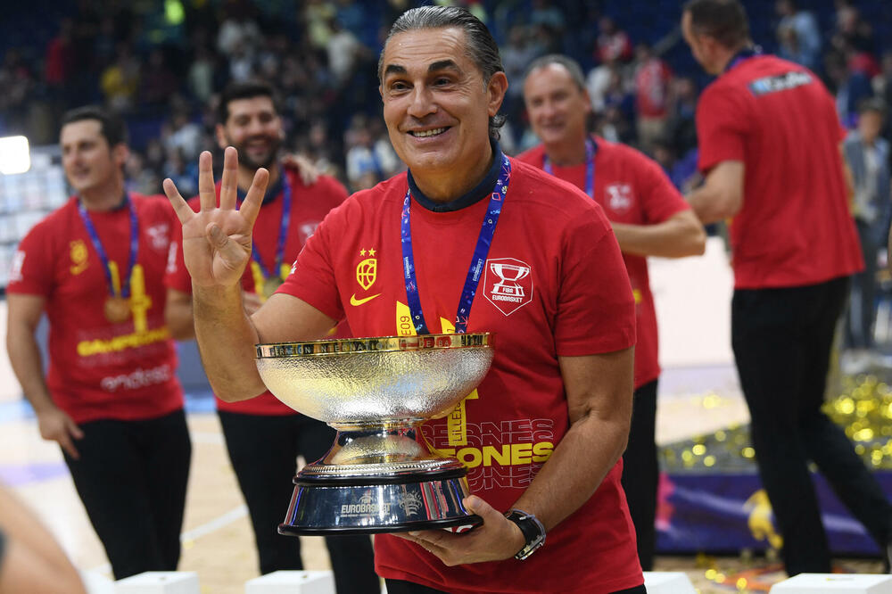 Može li da smisli novu magiju: Serđo Skariolo sa peharom šampiona Eurobasketa 2022., Foto: ANNEGRET HILSE/reuters