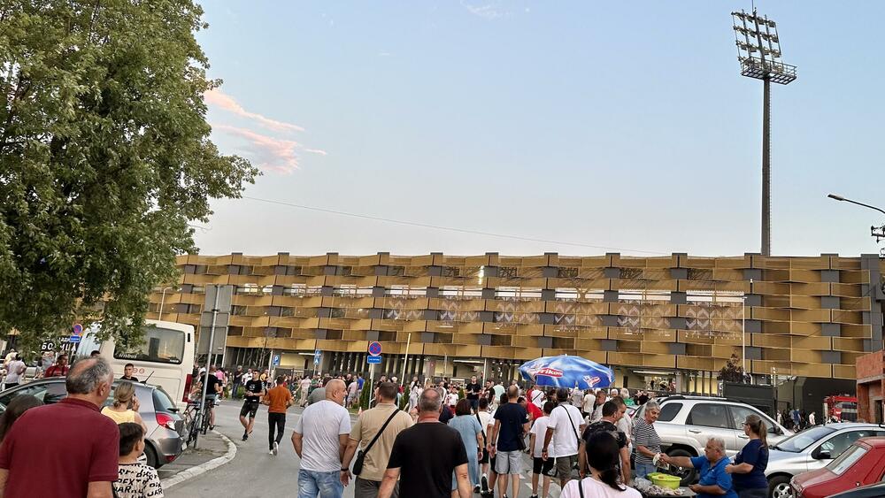 Publika ispred stadiona