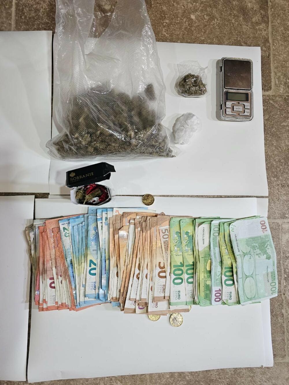 <p>Pretresom vikendice koju su na Adi Bojani koristili A.D. i S.Đ. pronađena je materija za koju se sumnja da je marihuana, ekstazi, materiju za koju se sumnja da je kokain, novac i vaga za precizno mjerenje</p>