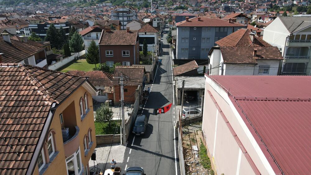 Zastava velike Albanije na ulicama Tetova