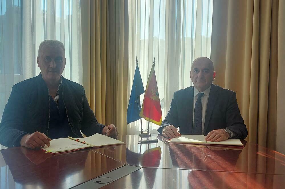 Parača i Nurković prilikom potpisivanja ugovora