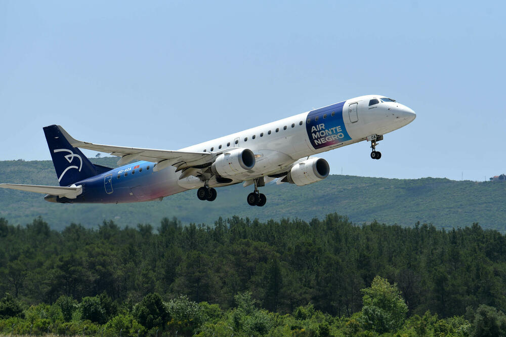 Avion “Air Montenegro” polijeće sa tivatskog aerodroma, Foto: BORIS PEJOVIC
