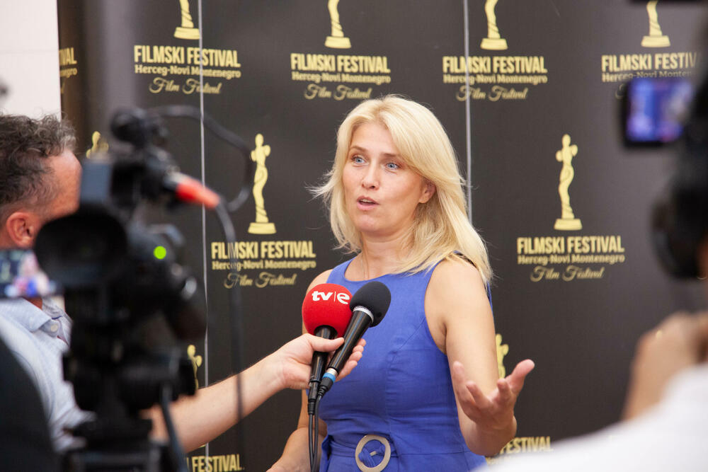 <p>Omaž jednom od najvažnijih sineasta ovdašnje kinematografije, zasniva se na epizodi njegove antologijske serije “Oriđinali” iz 1995, zamišljene kao TV film koji je počeo da snima u produkciji RTV Crne Gore, i novom, nedavno snimljenom materijalu.<br /> </p>