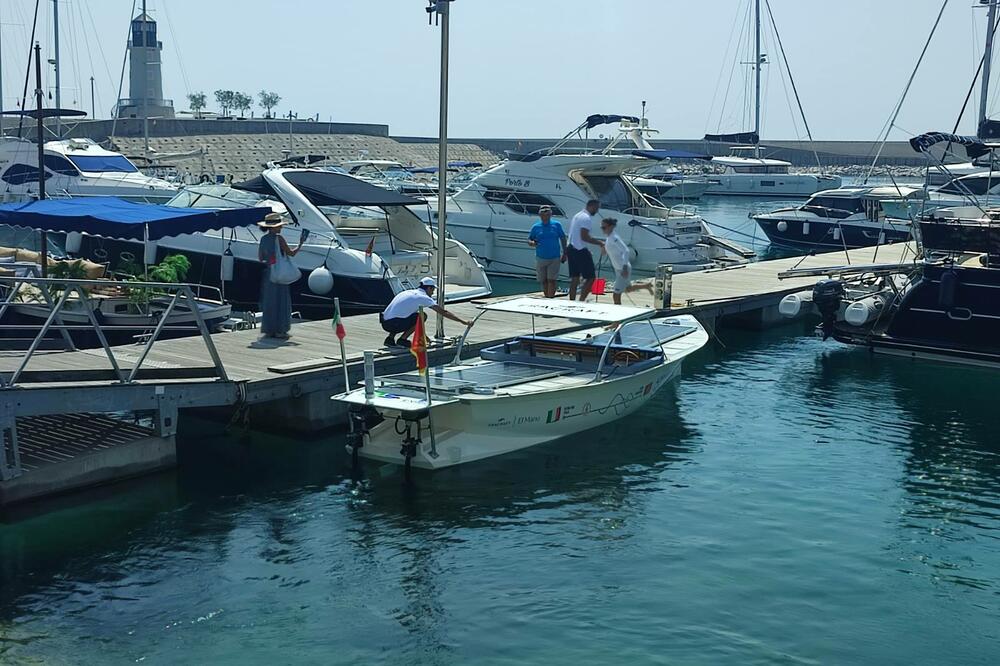 Ulazak borda u marinu Luštice Bay, Foto: Siniša Luković